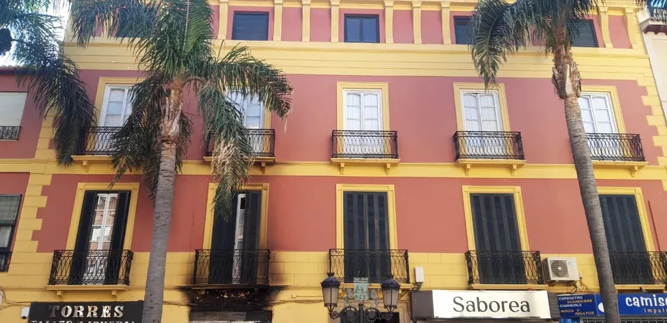 EDIFICIO CON VARIOS PISOS EN EL CENTRO DE ALMUÑECAR (IDEAL INVERSORES)