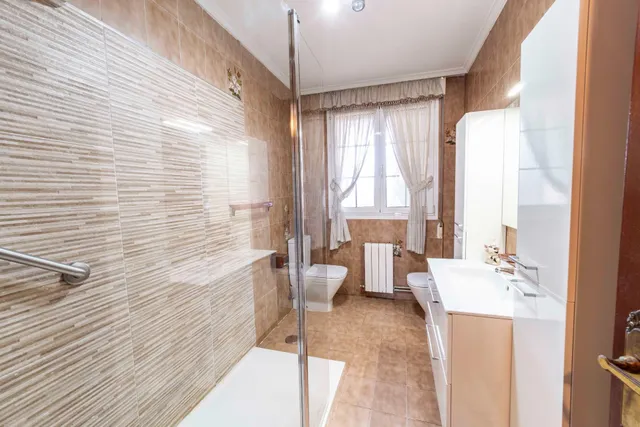 Piso espacioso con terraza y balcón en urbanización privada — 19