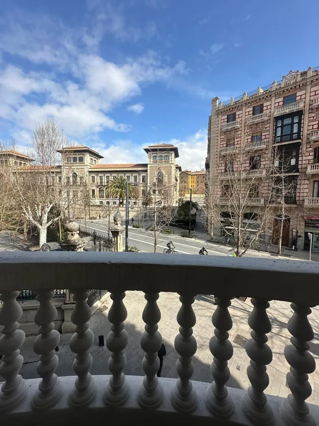 ALQUILER DE LUMINOSO PISO EN EL CENTRO (GRAN VÍA) - GRANADA
