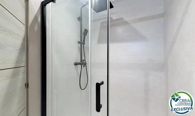 Apartamento 2 dormitorios renovado con terraza en Santa Margarida, Rosas — 20
