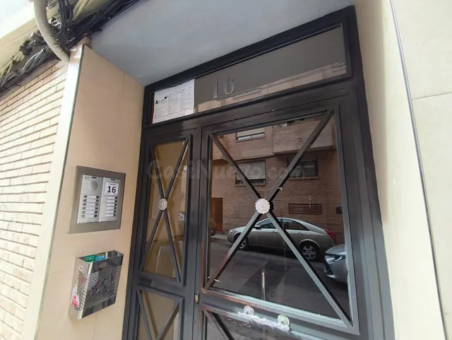 Piso de 53m2 útiles. Distribuido en dos dormitorios, salón, cocina y baño — 2