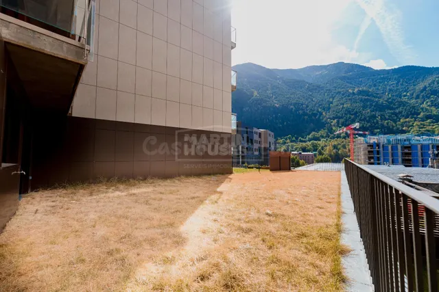Si buscas una vivienda nueva a estrenar, con jardín privado y en pleno centro, este piso es una oportunidad única. — 2