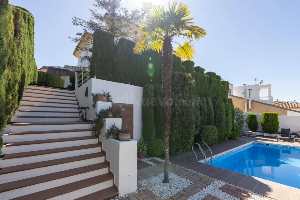 CHALET INDEPENDIENTE CON PISCINA PRIVADA, JARDÍN Y GARAJE EN MONACHIL