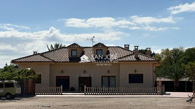 VENTA DE ESPECTACULAR CHALET DE LUJO EN ASPE, ZONA CARRETERA