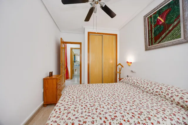 Bungalow de 2 dormitorios y piscina comunitaria en Orihuela Costa — 24