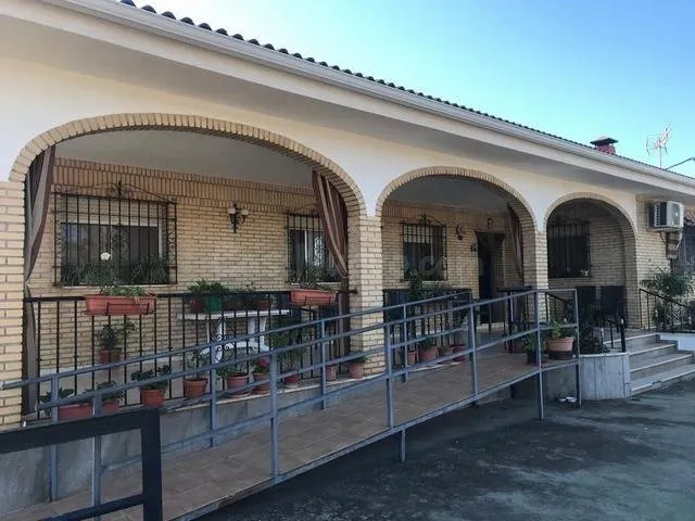 HIPOTECABLE - GRAN PARCELA CON 2 CASAS, VARIAS NAVES, UNA PA - foto 3