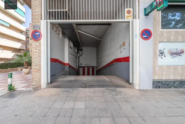 Plaza de garaje cerrado con estanterías en parque Genil cerca de Hospital La Inmaculada — 4