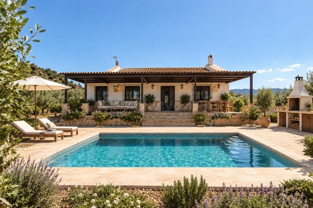 Casa de campo con terreno y vistas abiertas cerca de Anteque