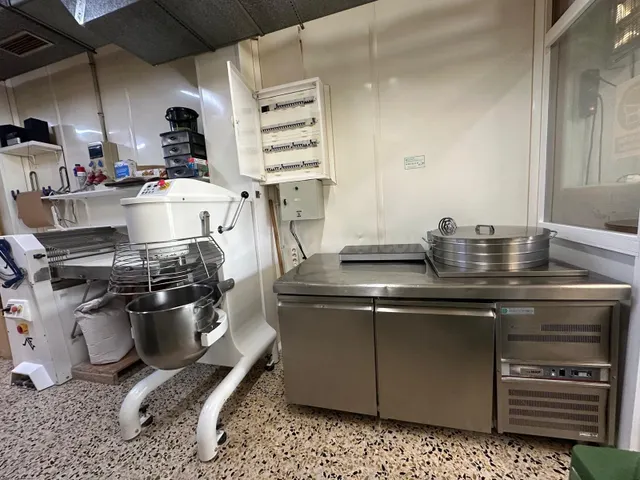 VENTA: Local Comercial con Negocio en funcionamiento. - foto 4