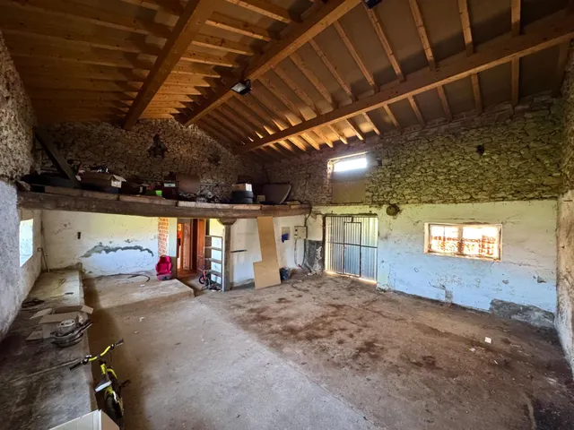 CONJUNTO DE EDIFICACIONES CON TERRENO URBANO EN LA REVILLA. — 24