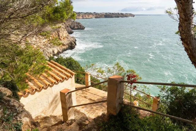 Villa en primera línea en Cala Pi con vistas infinitas al Me