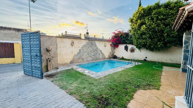 Chalet independiente con piscina, jardín y aparcamiento priv - foto 5