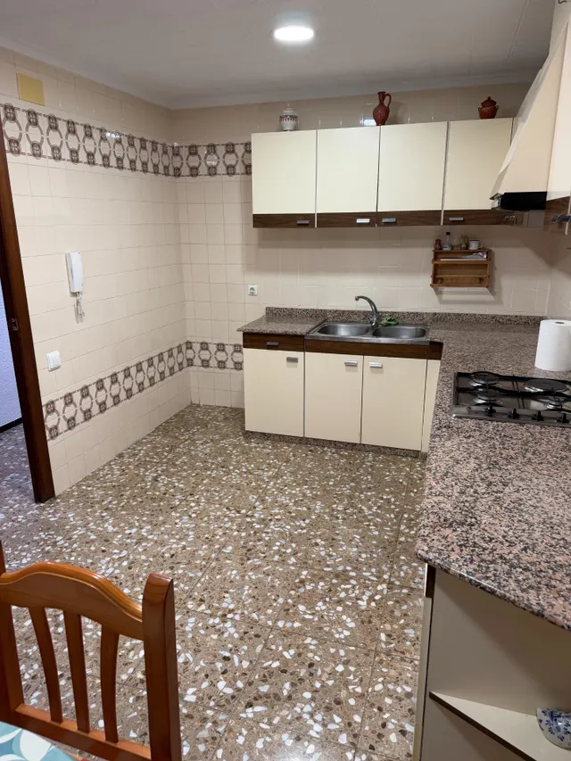Piso con ascensor, 4 dormitorios, 2 baños, cocina 19 m2 con patio pisable, salon comedor, tres piezas a la calle. — 46