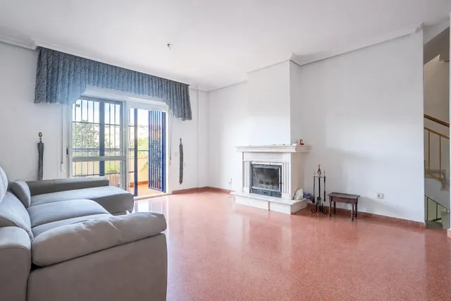 Almeria - cruz de caravaca: amplio triplex - 6 habitaciones + 3 baños + 1 aseo + garaje amplio + 2 salones + 2 cocinas + solarium — 6