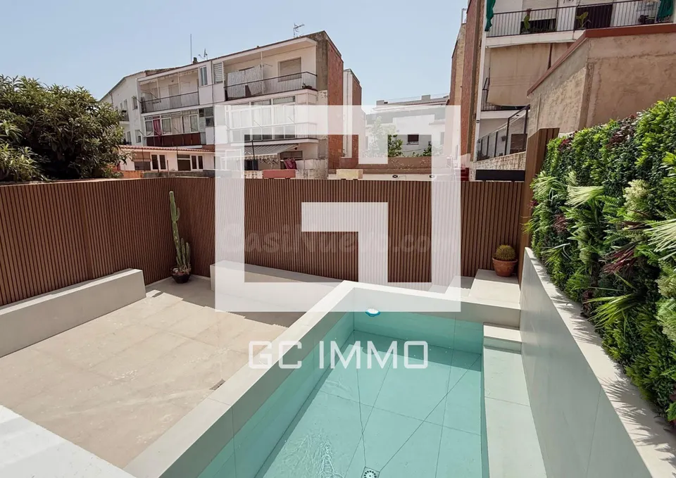 Vivienda completamente reformada con 3 dormitorios, terraza, jardín privado y piscina