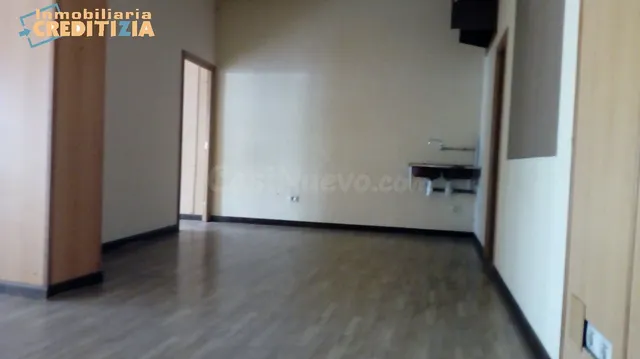 LOCAL COMERCIAL CON FACHADA DE 8M - foto 4