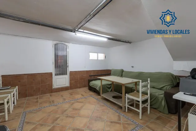 Casa independiente con piscina en La Zubia. — 32