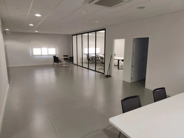 Nave en Poligono de Las Quemadas totalmente reformada y perfectamente instalada para uso mixto de oficinas y almacen — 21