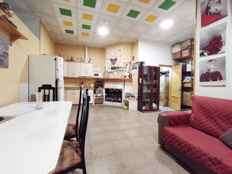 SE ALQUILA LOCAL COMERCIAL MULTIFUNCIONAL CON COCINA, ASEO y HABITACIÓN.