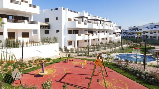 Amplio apartamento de 3 dormitorios a 600 metros de la playa y servicios — 27