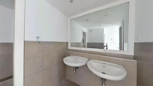 LOCAL EN VENTA EN EL PRAT DE LLOBREGAT (Barcelona). — 24