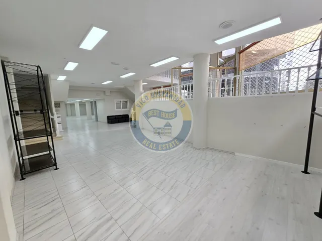 Bajo comercial de gran visibilidad — 17