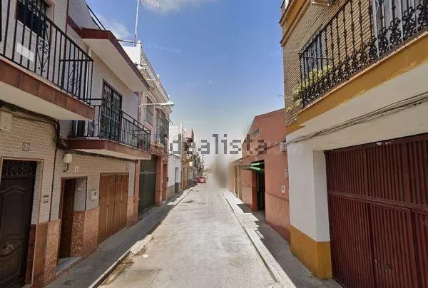 VIVIENDA UNIFAMILIAR ADOSADA OCUPADA POR PERSONA SIN JUSTO T
