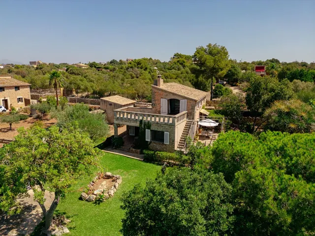 Auténtica Finca Mallorquina de 1930 con Vistas a la Bahía de