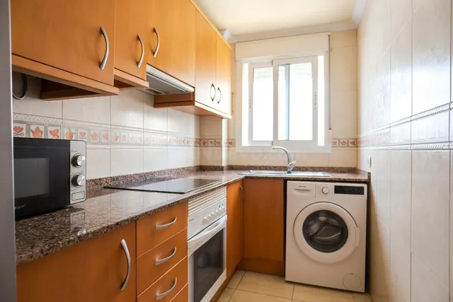 Piso de 2 dormitorios junto al Puerto Deportivo de Guardamar, orientación sur y piscina comunitaria — 4