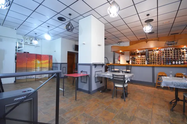Negocio de restaurante-bar en funcionamiento en local esquinero de 402 m2 — 38