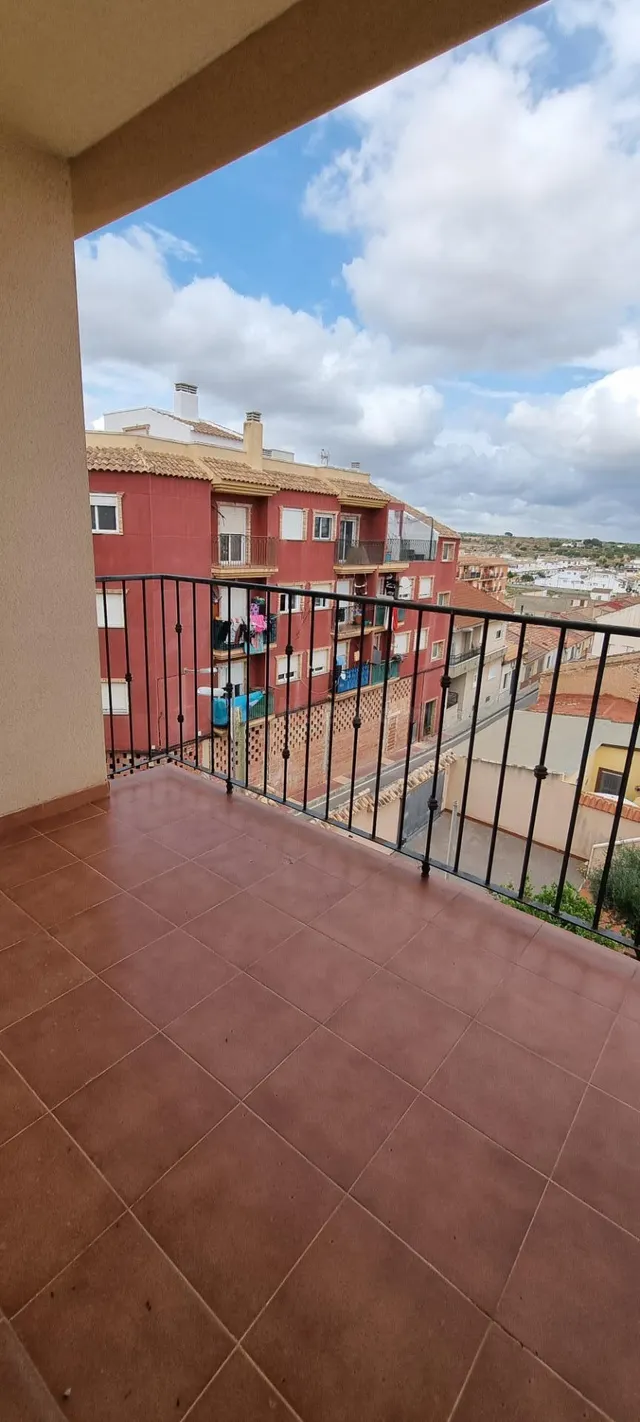 PISO MUY LUMINOSO CON VISTAS DESPEJADAS y PLAZA DE PARKING - foto 2