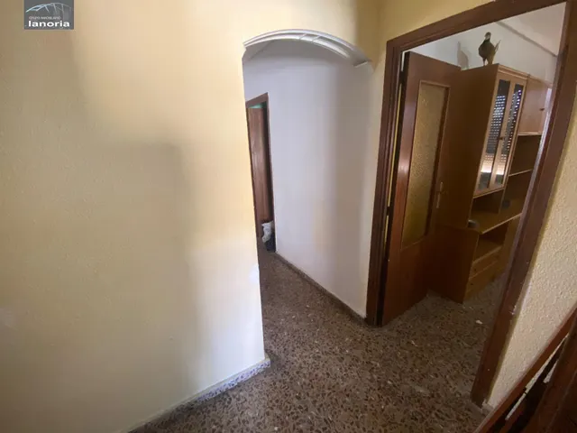 Grupo la Noria VENDE piso CON ascensor para REFORMAR y cochera individual con vado. 3 habitaciones, 1 baño. — 29