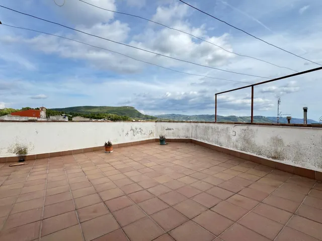 Casa esquinera en el centro de Òdena: dos pisos, grandes ter - foto 3