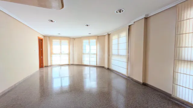 ¡AMPLIA OFICINA EN VENTA EN LA DEMANDADA ZONA ASILO JUNTO AL