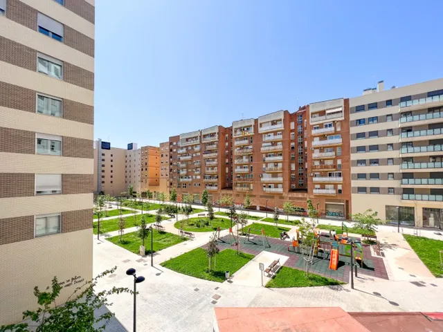 Piso de reciente construcción en alquiler en Avda. Ausias March — 11