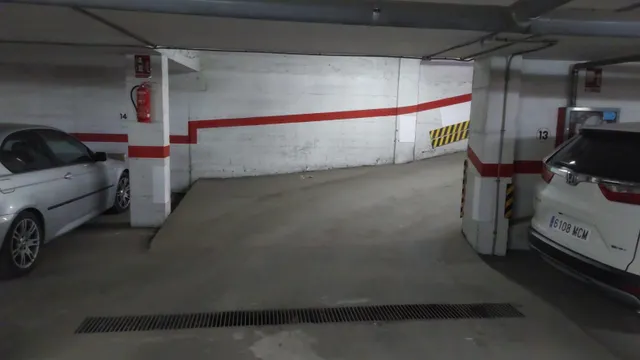 SE VENDE  PLAZA DE GARAJE CERCA DE HOSPITAL — 18