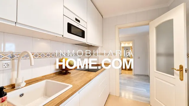 Espectacular apartamento con terraza, piscina y licencia turística en segunda línea de playa en La Carihuela, Torremolinos — 17