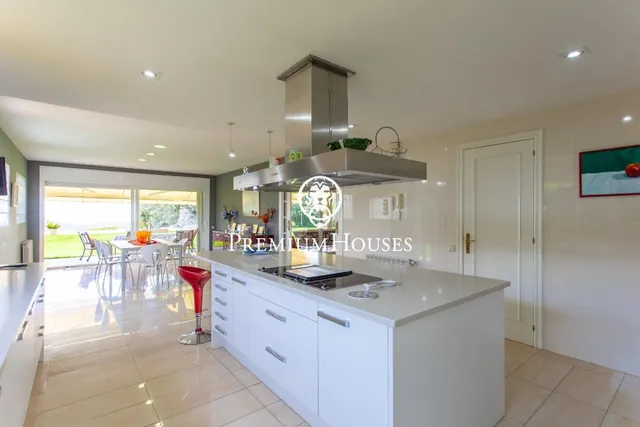Exclusiva casa con jardín, piscina y espectaculares vistas al mar en Sant Andreu de Llavaneres — 13