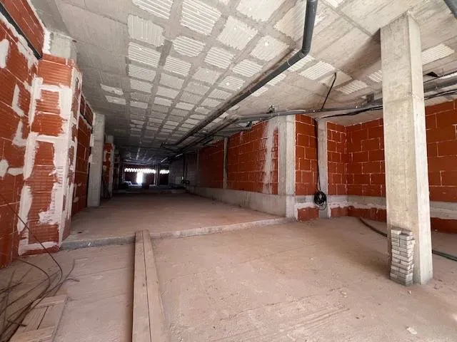 Local diafano de 400m2. — 8