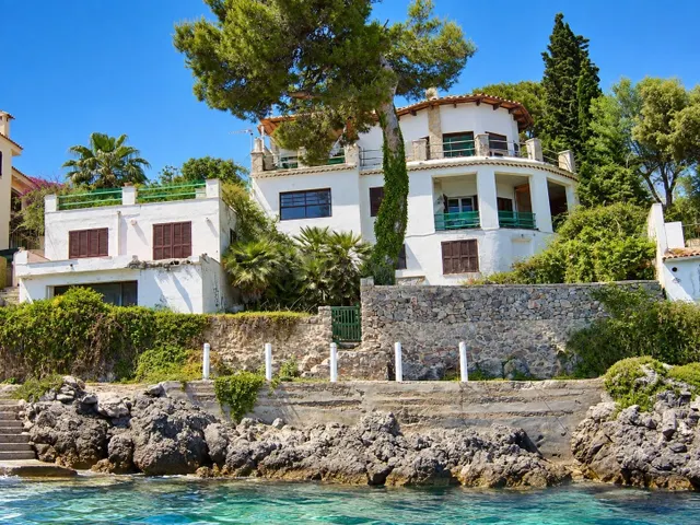 EXCLUSIVA VILLA EN PRIMERA LÍNEA DE MAR CON ACCESO DIRECTO A