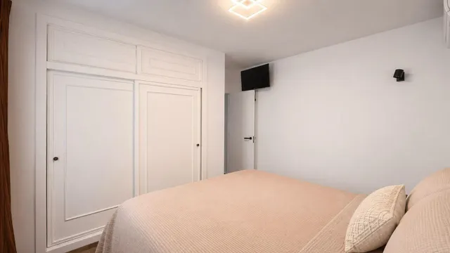Casa reformada de 5 dormitorios con piscina privada, gran terraza y placas solares en Los Balcones — 41
