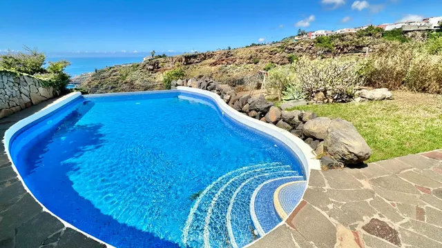 Villa independiente con piscina, jardines y vistas panorámicas al mar y al Teide. — 45