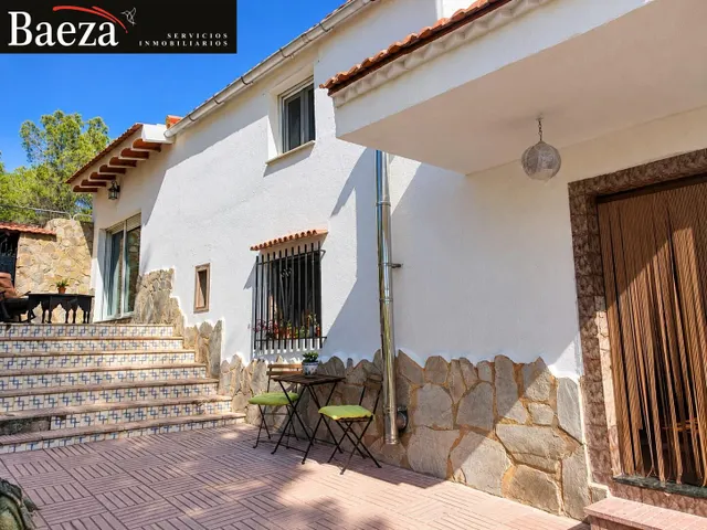 Chalet con piscina privada, terreno y buhardilla — 15