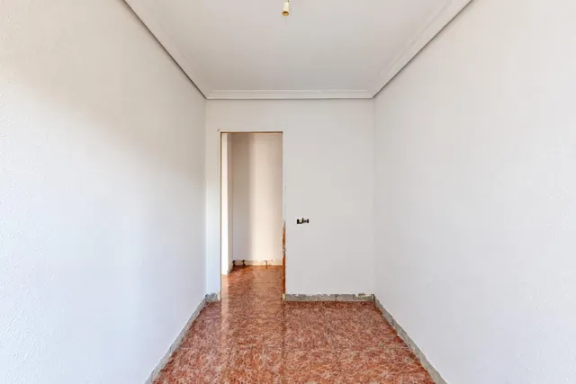 Piso exterior de 111 m2 con 4 dormitorios, garaje y trastero en Av Juan Antonio Perea — 34