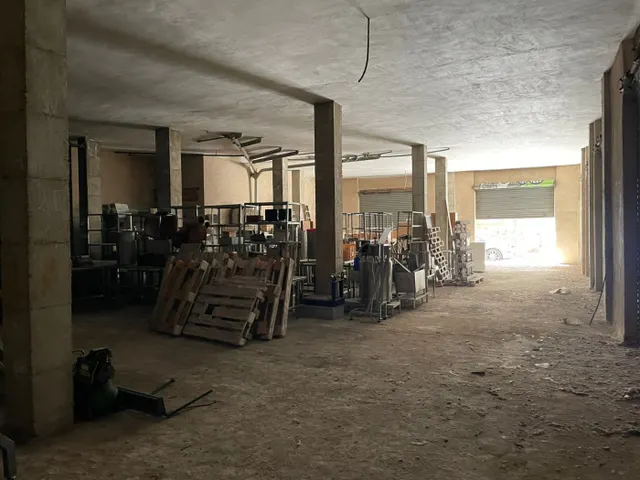 LOCAL COMERCIAL 363M2 CON PLAZA DE GARAJE JUNTO A RENFE — 12