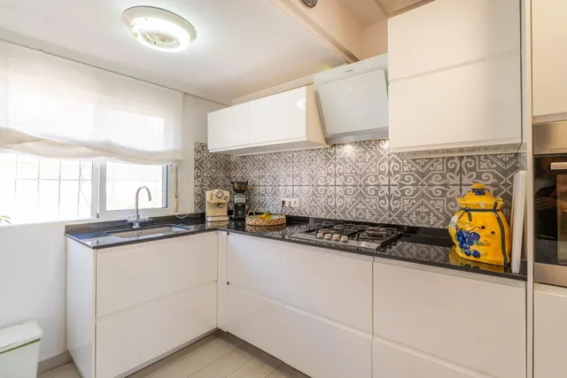 Chalet pareado con piscina, amplia parcela y alta eficiencia energética en Los Balcones — 8