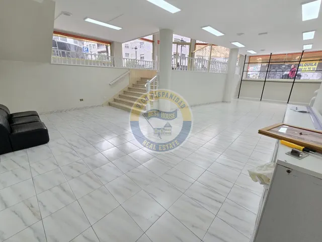 Bajo comercial de gran visibilidad — 16