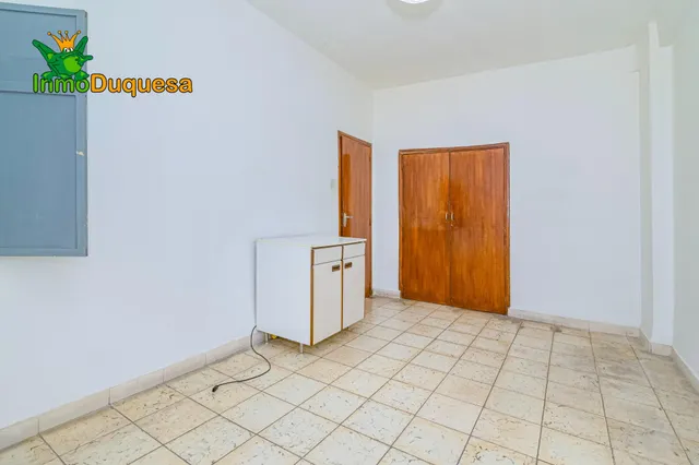 Piso de 4 Dorm. en Camino de Ronda. Para REFORMAR. — 18