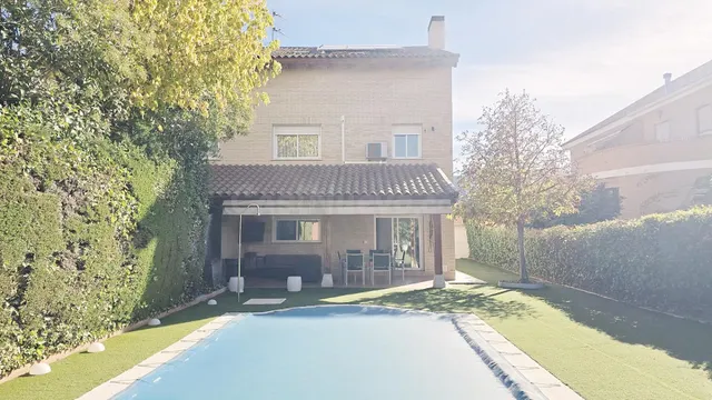 Alquiler de habitaciones por temporada en chalet con piscina de Villanueva de la Cañada (Madrid). — 2