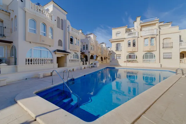 Apartamento de tres dormitorios y dos baños en residencial Duquesa Beach, primera línea de la playa de los locos — 44